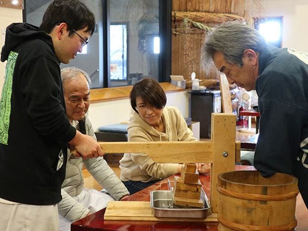 醤油しぼり体験の様子