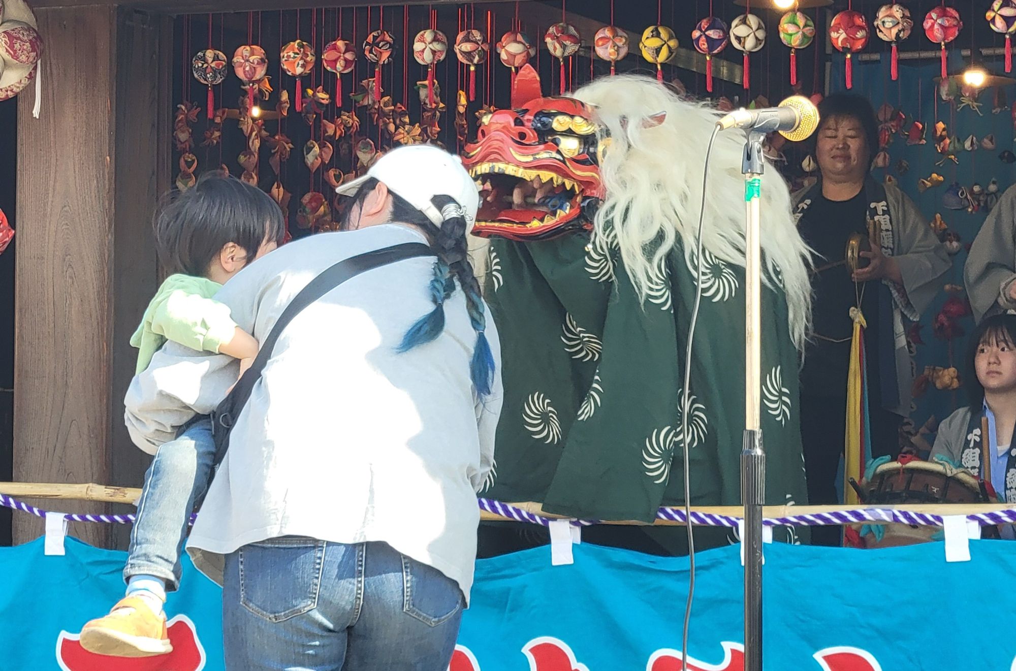 雛のつるし飾りとお囃子披露のサムネイル画像